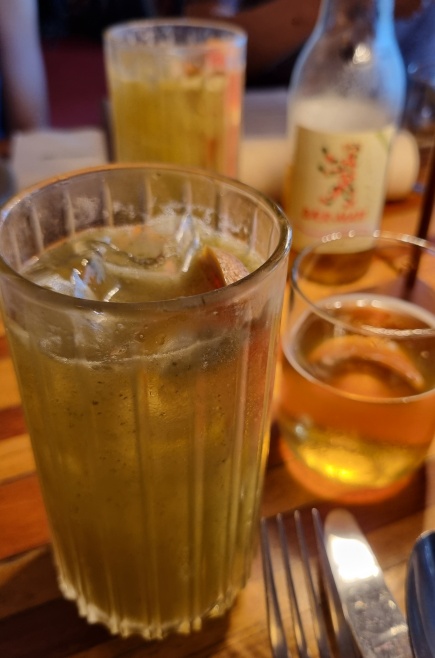 Refrescante soda de pera e coentro do Clandestina!