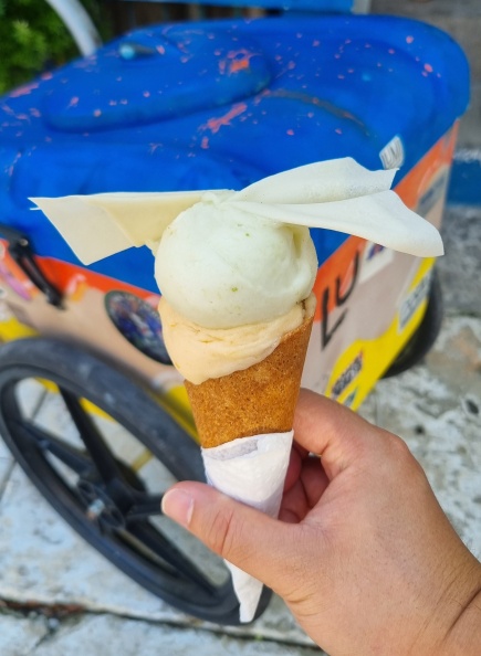 Sorvete de cambuci e caqui na casquinha de mandioca da Lumi Creamy!