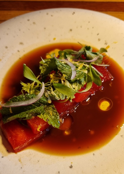 Tiradito de melancia com ponzu de tucupi e ervas frescas
