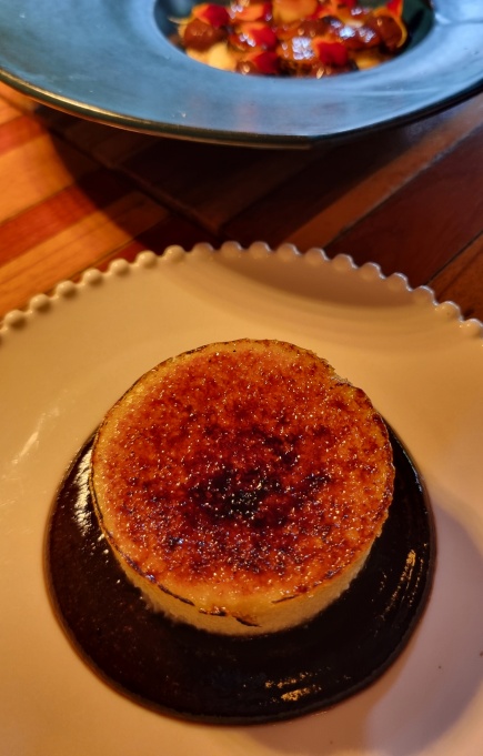 Inusitada torta de queijo brûlée com baunilha do cerrado e calda de jabuticaba do Clandestina!