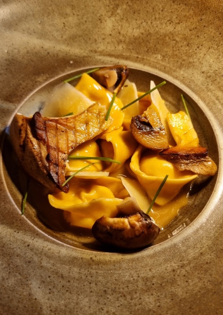 Tortelli de queijo Quina com clado de cebola caramelizada e cogumelos